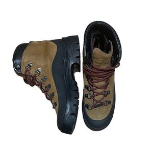 Crater Rim hiking boot.